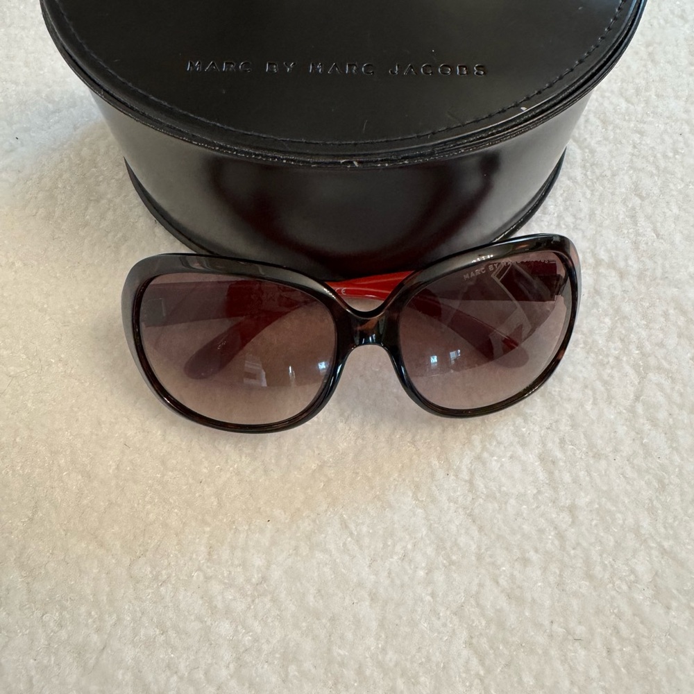 Marc Jacob’s sunglasses for unisex! Can easily pair with the tote bag!!